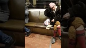 Бомж пьет и разбрасывает вши в московском метро