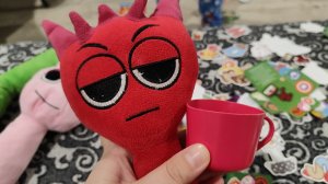 мягкая игрушка красный спрунки Рэди пьет чай