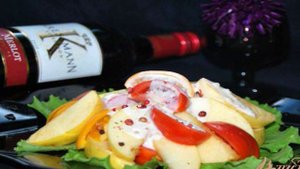 Салат из томатов и яблок под острой сметанной заливкой