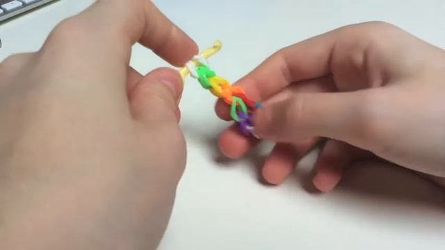 Сандальки из Rainbow Loom Bands(легкий уровень).Урок 3.Без станка. смотреть онлайн