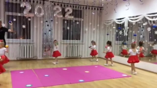 Наши самые маленькие артисты ) С НОВЫМ ГОДОМ поздравили своих родителей)