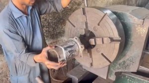 Экстренный ремонт грузовика Застрявший на мосту со сломанной задней колесной осью