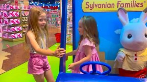 Настя встречает малышку в парке развлечений