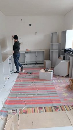 Устанавливаем кухню.