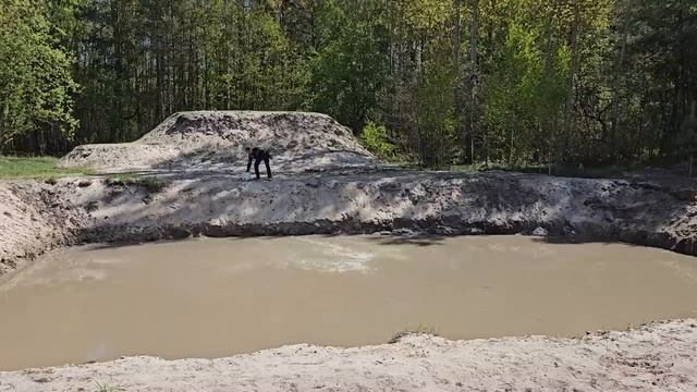 На хуторе спасаем лесной пруд. Высаживаем водные растения. Огород обнесли забором от диких животных