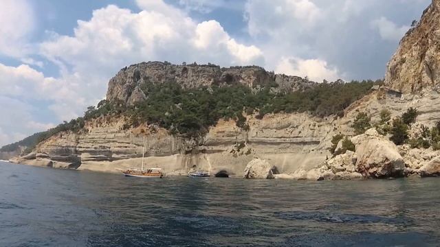 Красивы виды на скалы с яхты, в Турции, Кемере.
