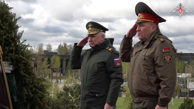 Церемония возложения цветов к памятнику «Матерям победителей»