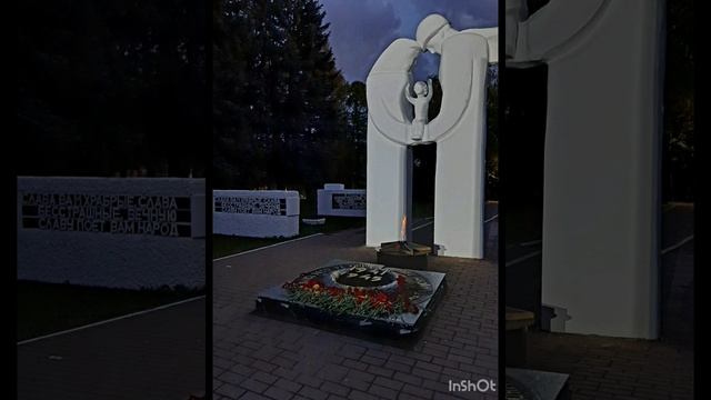 30-04-2025 30 апреля. Вечерняя прогулка по пл. Победы. Подсветка скульптуры и вечный огонь