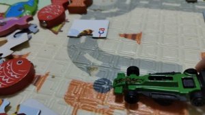 играем в маленькую детскую машинку