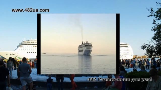 Отчаливает круизный теплоход от причала в Ялте