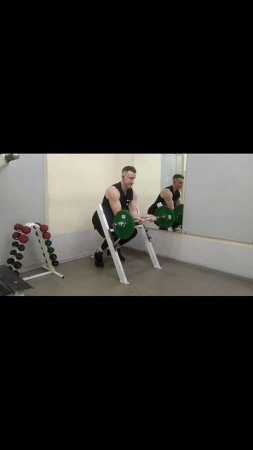 Подъем штанги на бицепс в скамье Скотта TrainingFactory00