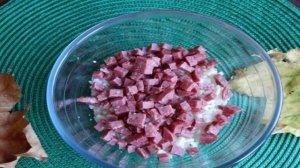 Салат с рисом и копченой колбасой