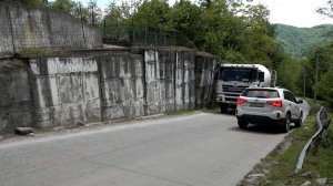 Кладбище обрушается на дорогу в селе Галицыно под Сочи