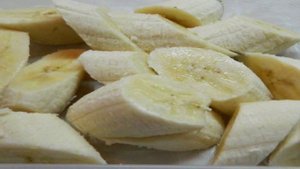 Банановый десерт с орехами