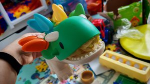 собираем колючки у динозаврика для малышей по цветам, игра на развитие моторики для малышей