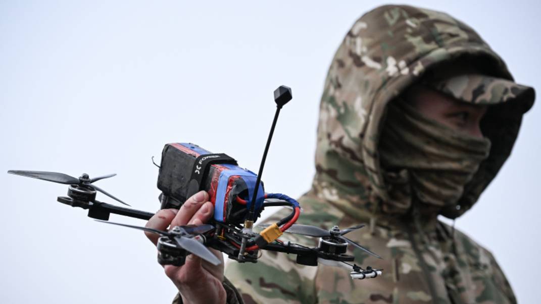 FPV-дроны в действии: операторы беспилотников помогают наступлению бойцов России
