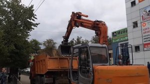 Экскаватор роет яму на Стальзаводе