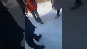 Бабка орет на школьников.