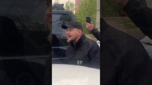 Приезжий лихач во дворе чуть не сбил на машине