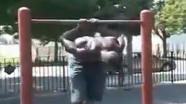 Вот к чему приводят занятия на турнике смотреть онлайн