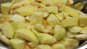 Шарлотка с яблоками и финиками
