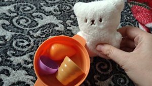играем в детскую посудку и кормим плюшевого котика