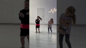 Прикольный танец девочек💃🏻 хип хоп👌🏼🙌 видео для детей👼🏻🩷
