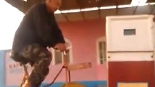 Прикол на заправке смотреть онлайн