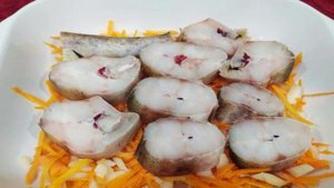 Тушеный минтай с овощами в духовке