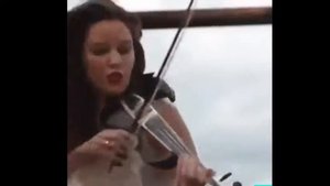 Прикольно на скрипке играет  Еще прикольнее танцует