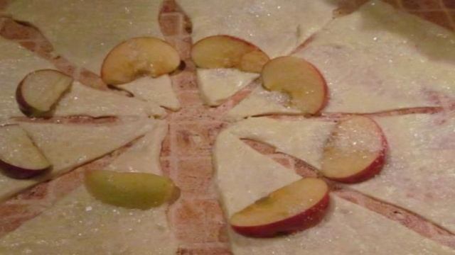 Булочки с дольками яблок