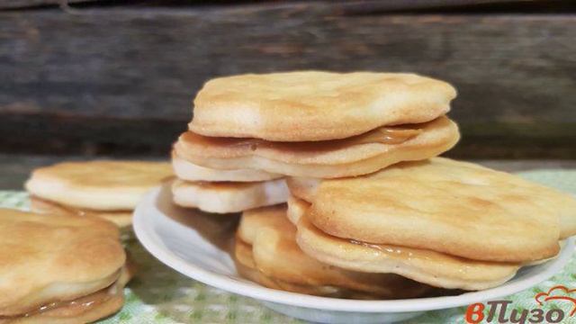 Двухслойное печенье с вареной сгущенкой