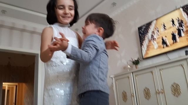 Зайка и Зейка танцует вальс. 😉😊 смотреть онлайн