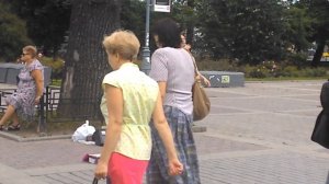 Девушка классно поет на улице.