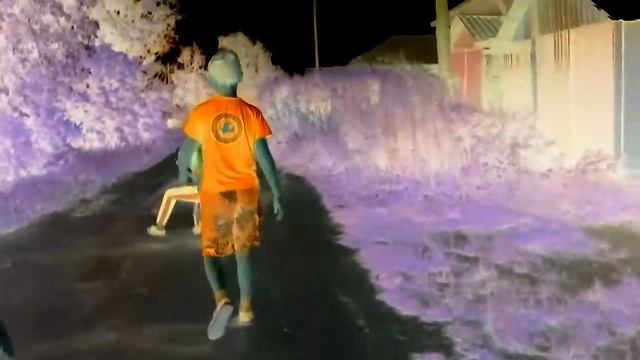 Аня и Егор Петров едут на детском велике