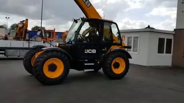 Телескопический погрузчик JCB 541-70 AGRI T4I IIIB 2012 года обзор от ООО "БФ-Логистик" смотреть онлайн