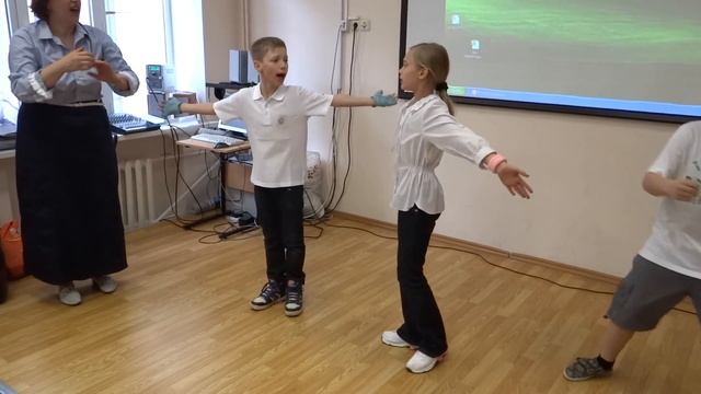 Танцевальный батл между 3 классами смотреть онлайн