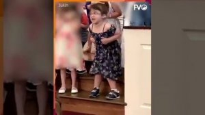 Девочка прикольно танцует!