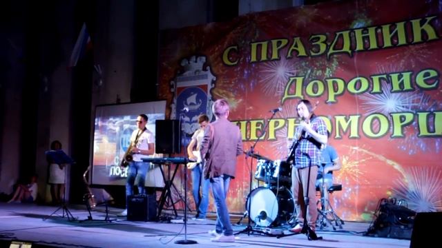 Крым.Черноморское День поселка. Концерт. Рояль в кустах.
