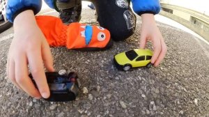 Замораживаем и ДАВИМ МАШИНКИ!  МАШИНКИ ВО ЛЬДУ Toy Cars Getting Frozen!