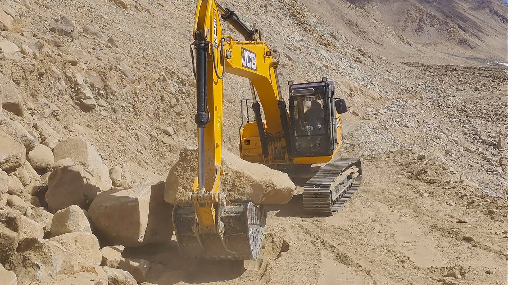 ЭКСКАВАТОР ПЕРЕКЛАДЫВАЕТ КАМНИ! смотреть онлайн