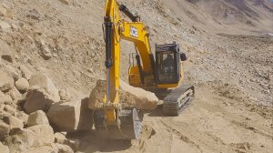 ЭКСКАВАТОР ПЕРЕКЛАДЫВАЕТ КАМНИ!