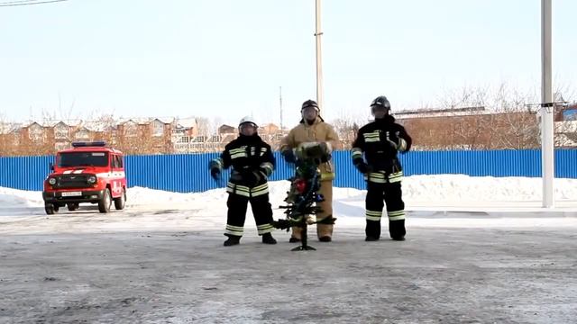 Танцующие пожарные поздравляют с Новым годом смотреть онлайн