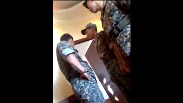 Армейские приколы)))комач отчитывает!