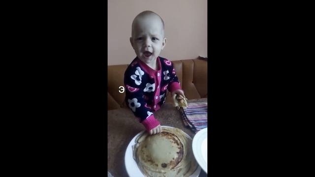 Дети и еда | Смешные моменты во время еды | Ксюша отжигает смотреть онлайн