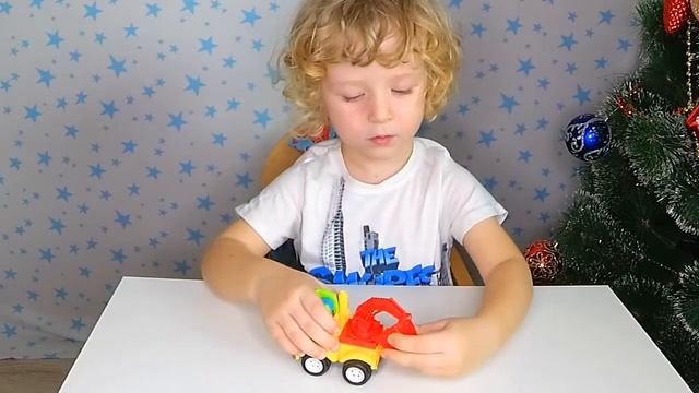 Игрушки для детей. Игры в машинки. Есть джип, скорая помощь, трансформер. Видео  детям, от Dami Di
