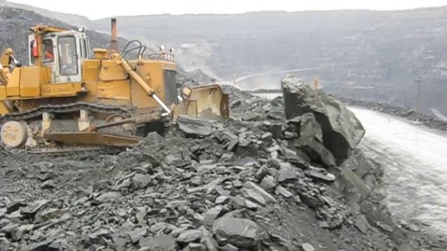 Бульдозер T 3501. Карельский окатыш. Карьер. смотреть онлайн