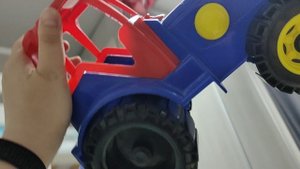 играем в игрушечный трактор в детской комнате