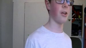 ПАРЕНЬ СТРЕЛЯЕТ В ЭКРАН ИЗ СТРАЙКБОЛЬНОГО ПИСТОЛЕТА