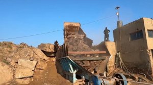 Строительство, дробление щебёнки